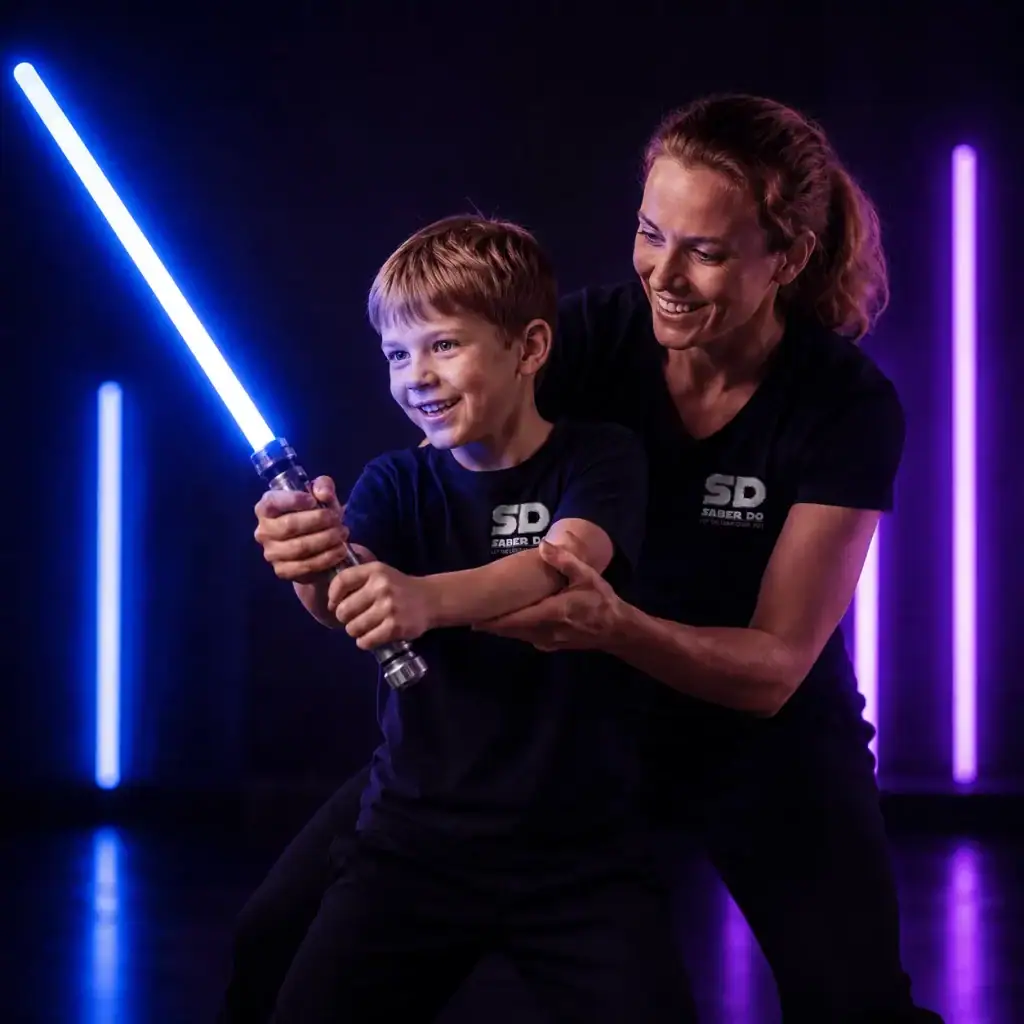 Kind trainiert mit Unterstützung einer Erwachsenen Lichtschwerttraining für Kinder